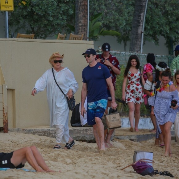 Exclusif - Hugh Jackman et sa femme Deborra-Lee Furness fête leur 23 ans de mariage entre amis à Waikiki dans le quartier de Honolulu à Hawaï. Le groupe a fait du canoë et une balade en catamaran au large de l'île. Le 14 avril 2019.