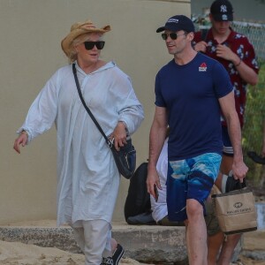 Exclusif - Hugh Jackman et sa femme Deborra-Lee Furness fête leur 23 ans de mariage entre amis à Waikiki dans le quartier de Honolulu à Hawaï. Le groupe a fait du canoë et une balade en catamaran au large de l'île. Le 14 avril 2019.