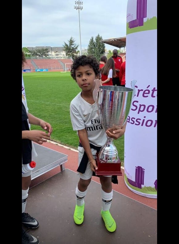 Thiago Silva a publié une photo de son fils Isago avec la coupe remportée lors de Cristo'Cup jouée à Créteil le 21 avril 2019.
