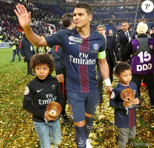 Thiago Silva et ses enfants - Le PSG (Paris-Saint-Germain) remporte la finale de la Coupe de la Ligue 2017 (4-1) face à l'ASM (Association Sportive de Monaco) au Parc OL à Lyon, le 1er avril 2017. © Cyril Moreau/Bestimage