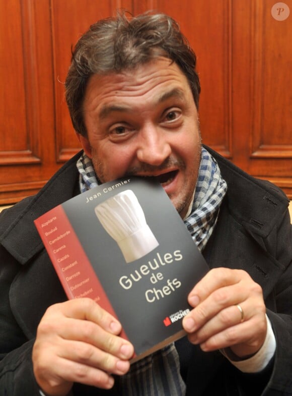 Yves Camdeborde lors de la présentation du livre "Gueules de Chefs" de Jean Cormier au café de Flore à Paris, le 15 octobre 2013