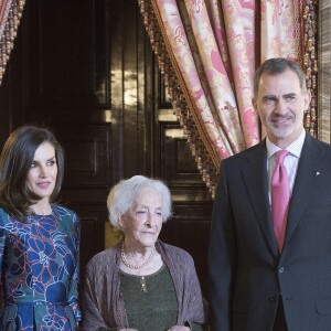 La reine Letizia et le roi Felipe VI d'Espagne ont reçu le 24 avril 2019 au palais royal à Madrid la poétesse uruguayenne Ida Vitale, récompensée la veille par le Prix Miguel de Cervantes, pour un déjeuner en son honneur.