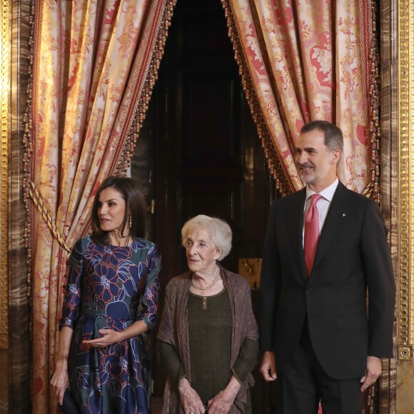 La reine Letizia et le roi Felipe VI d'Espagne ont reçu le 24 avril 2019 au palais royal à Madrid la poétesse uruguayenne Ida Vitale, récompensée la veille par le Prix Miguel de Cervantes, pour un déjeuner en son honneur.