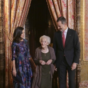 La reine Letizia et le roi Felipe VI d'Espagne ont reçu le 24 avril 2019 au palais royal à Madrid la poétesse uruguayenne Ida Vitale, récompensée la veille par le Prix Miguel de Cervantes, pour un déjeuner en son honneur.