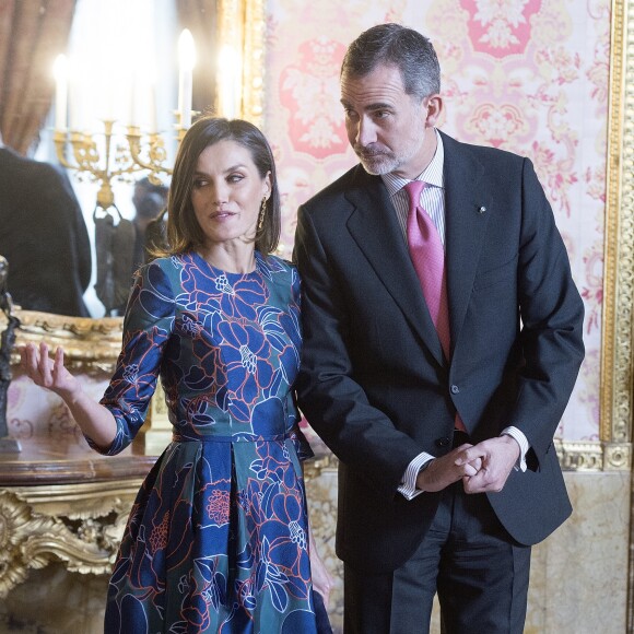 La reine Letizia et le roi Felipe VI d'Espagne ont reçu le 24 avril 2019 au palais royal à Madrid la poétesse uruguayenne Ida Vitale, récompensée la veille par le Prix Miguel de Cervantes, pour un déjeuner en son honneur.