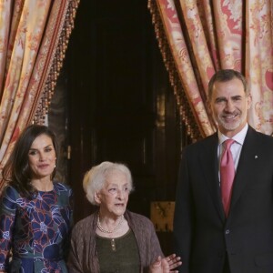 La reine Letizia et le roi Felipe VI d'Espagne ont reçu le 24 avril 2019 au palais royal à Madrid la poétesse uruguayenne Ida Vitale, récompensée la veille par le Prix Miguel de Cervantes, pour un déjeuner en son honneur.