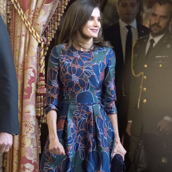 La reine Letizia d'Espagne (robe Carolina Herrera) recevait avec le roi Felipe, le 24 avril 2019 au palais royal à Madrid, la poétesse uruguayenne Ida Vitale, récompensée la veille par le Prix Miguel de Cervantes, pour un déjeuner en son honneur.