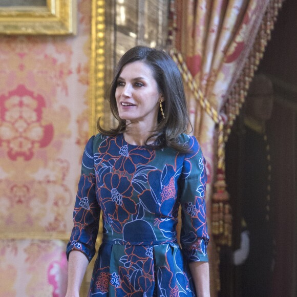 La reine Letizia d'Espagne (robe Carolina Herrera) recevait avec le roi Felipe, le 24 avril 2019 au palais royal à Madrid, la poétesse uruguayenne Ida Vitale, récompensée la veille par le Prix Miguel de Cervantes, pour un déjeuner en son honneur.