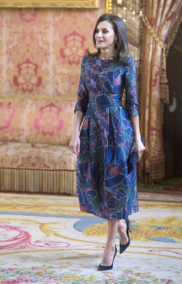 La reine Letizia d'Espagne (robe Carolina Herrera) recevait avec le roi Felipe, le 24 avril 2019 au palais royal à Madrid, la poétesse uruguayenne Ida Vitale, récompensée la veille par le Prix Miguel de Cervantes, pour un déjeuner en son honneur.