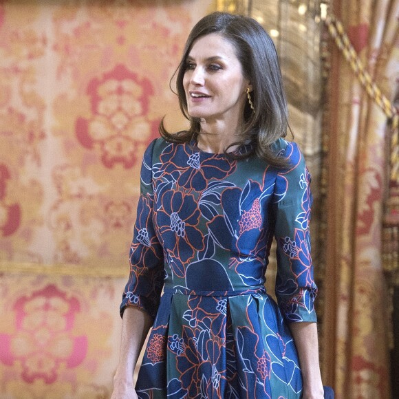 La reine Letizia d'Espagne (robe Carolina Herrera) recevait avec le roi Felipe, le 24 avril 2019 au palais royal à Madrid, la poétesse uruguayenne Ida Vitale, récompensée la veille par le Prix Miguel de Cervantes, pour un déjeuner en son honneur.