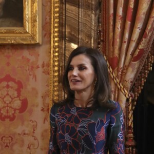 La reine Letizia et le roi Felipe VI d'Espagne ont reçu le 24 avril 2019 au palais royal à Madrid la poétesse uruguayenne Ida Vitale, récompensée la veille par le Prix Miguel de Cervantes, pour un déjeuner en son honneur.