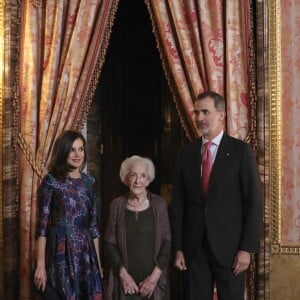 La reine Letizia et le roi Felipe VI d'Espagne ont reçu le 24 avril 2019 au palais royal à Madrid la poétesse uruguayenne Ida Vitale, récompensée la veille par le Prix Miguel de Cervantes, pour un déjeuner en son honneur.