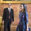 La reine Letizia d'Espagne (robe Carolina Herrera) recevait avec le roi Felipe, le 24 avril 2019 au palais royal à Madrid, la poétesse uruguayenne Ida Vitale, récompensée la veille par le Prix Miguel de Cervantes, pour un déjeuner en son honneur.