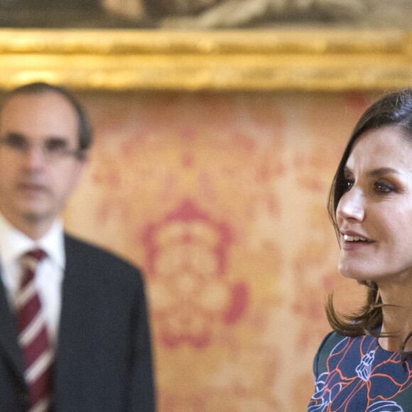 La reine Letizia d'Espagne (robe Carolina Herrera) recevait avec le roi Felipe, le 24 avril 2019 au palais royal à Madrid, la poétesse uruguayenne Ida Vitale, récompensée la veille par le Prix Miguel de Cervantes, pour un déjeuner en son honneur.