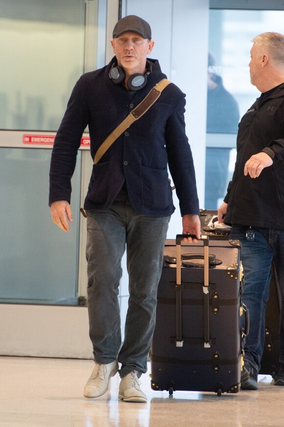 Exclusif - Daniel Craig arrive à l'aéroport de JFK à New York, le 29 mars 2019.