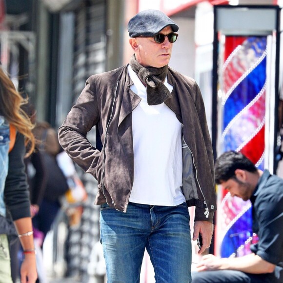Exclusif - No web - No blog - Daniel Craig se fait pomponner chez le barbier et en profite pour se couper les cheveux à New York, le 26 avril 2018  For germany call for price Exclusive - Actor Daniel Craig who starred in 4 James Bond films was spotted getting a shave and a haircut at a local barber shop in New York. Daniel, 50 is expecting a child with wife R. Weisz. The actor can be seen keeping very still as the barber worked on his face with skilled precision using a straight edge razor. He emerged from the local shop looking stylish in a grey jacket, white shirt, scarf, blue jeans, a grey cap and not a single nick on his handsome face. 26th april 201826/04/2018 - New York