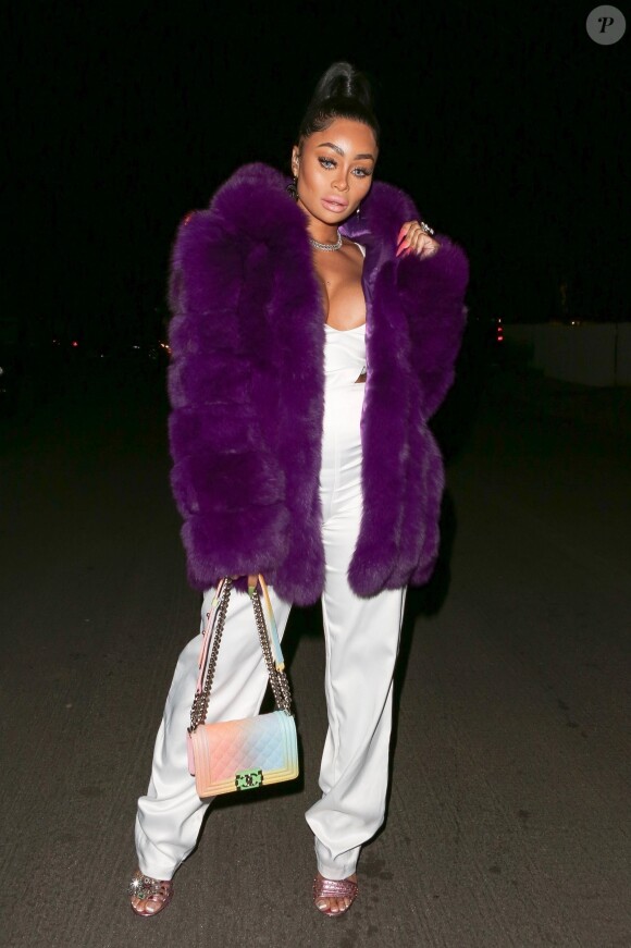 Exclusif - Blac Chyna porte un manteau de fourrure violet et des lentilles de couleur bleu pour aller diner au restaurant dans le quartier de Calabasas à Los Angeles, le 16 avril 2019.