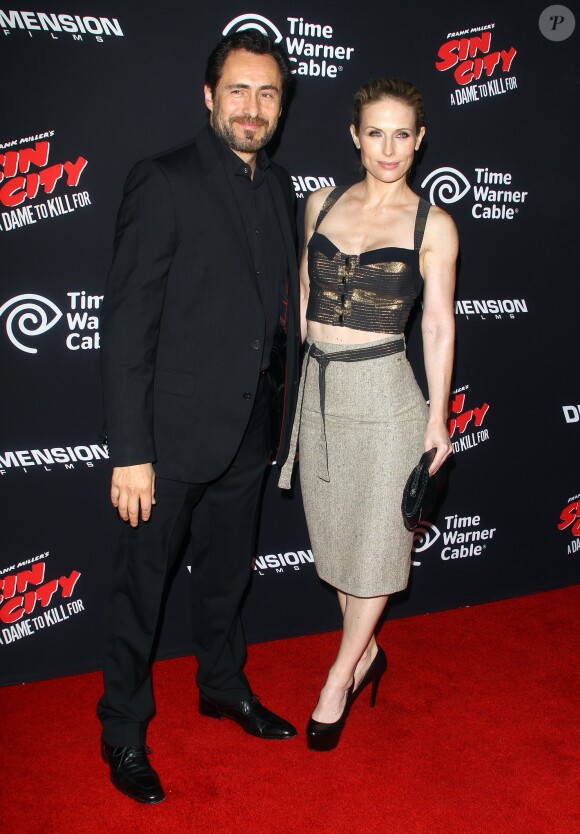 Demian Bichir et sa femme à la première de 'Sin City: A Dame To Kill For' au Théâtre "TCL" à Hollywood, le 19 aout 2014