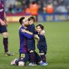 Lionel Messi avec ses fils Thiago et Mateo le 27 avril 2019 au Camp Nou après la victoire (1-0) du FC Barcelone contre Levante, assurant au club catalan un 26e titre de champion d'Espagne.