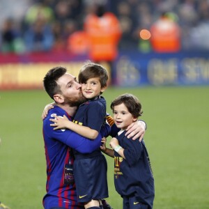 Lionel Messi avec ses fils Thiago et Mateo le 27 avril 2019 au Camp Nou après la victoire (1-0) du FC Barcelone contre Levante, assurant au club catalan un 26e titre de champion d'Espagne.