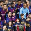 Lionel Messi avec ses fils Thiago, Mateo et Ciro et ses coéquipiers le 27 avril 2019 au Camp Nou après la victoire (1-0) du FC Barcelone contre Levante, assurant au club catalan un 26e titre de champion d'Espagne.