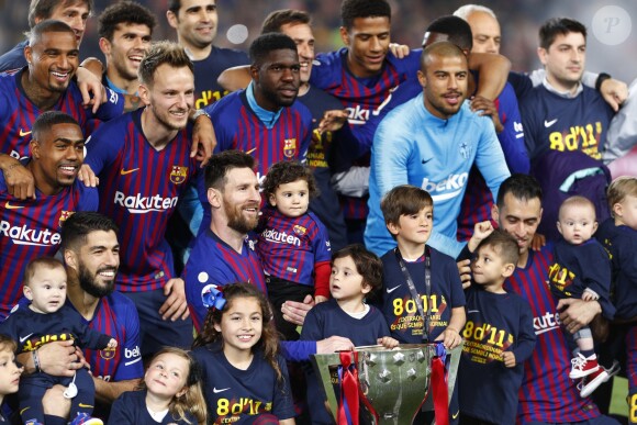 Lionel Messi avec ses fils Thiago, Mateo et Ciro et ses coéquipiers le 27 avril 2019 au Camp Nou après la victoire (1-0) du FC Barcelone contre Levante, assurant au club catalan un 26e titre de champion d'Espagne.