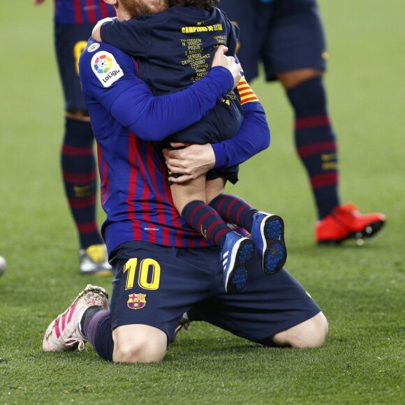 Lionel Messi avec son fils Mateo le 27 avril 2019 au Camp Nou après la victoire (1-0) du FC Barcelone contre Levante, assurant au club catalan un 26e titre de champion d'Espagne.