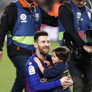 Lionel Messi et son fils Mateo le 27 avril 2019 au Camp Nou après la victoire (1-0) du FC Barcelone contre Levante, assurant au club catalan un 26e titre de champion d'Espagne.