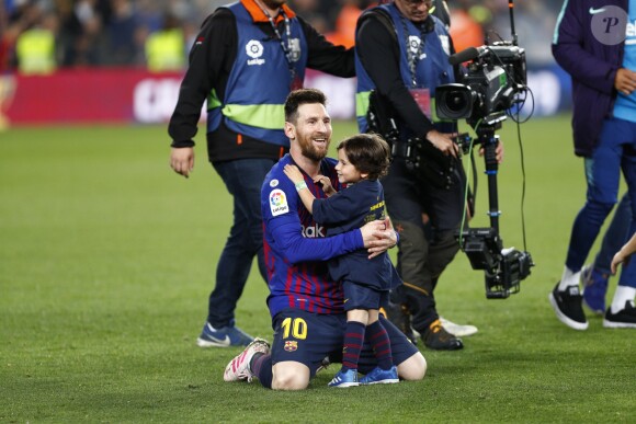 Lionel Messi et son fils Mateo le 27 avril 2019 au Camp Nou après la victoire (1-0) du FC Barcelone contre Levante, assurant au club catalan un 26e titre de champion d'Espagne.