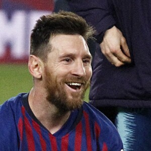 Lionel Messi et son fils Mateo, qui se jette dans ses bras, le 27 avril 2019 au Camp Nou après la victoire (1-0) du FC Barcelone contre Levante, assurant au club catalan un 26e titre de champion d'Espagne.