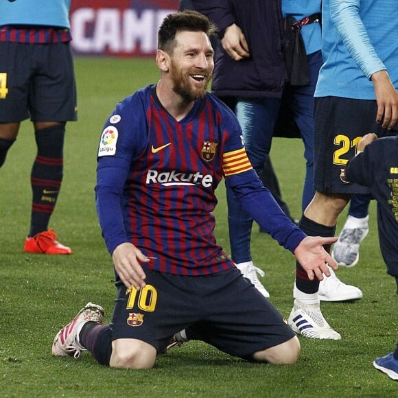 Lionel Messi et son fils Mateo, qui se jette dans ses bras, le 27 avril 2019 au Camp Nou après la victoire (1-0) du FC Barcelone contre Levante, assurant au club catalan un 26e titre de champion d'Espagne.