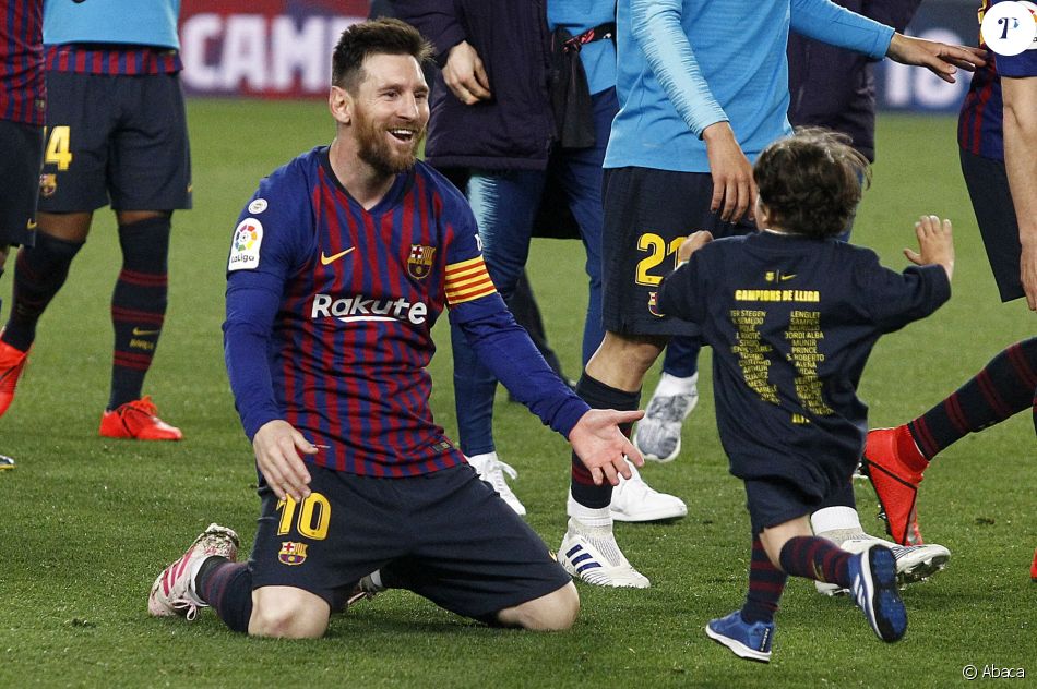 Lionel Messi et son fils Mateo, qui se jette dans ses bras, le 27 avril