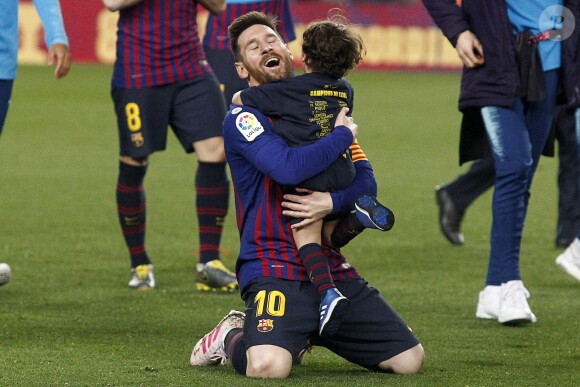 Lionel Messi prend dans ses bras son fils Mateo le 27 avril 2019 au Camp Nou après la victoire (1-0) du FC Barcelone contre Levante, assurant au club catalan un 26e titre de champion d'Espagne.