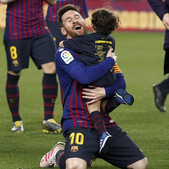 Lionel Messi prend dans ses bras son fils Mateo le 27 avril 2019 au Camp Nou après la victoire (1-0) du FC Barcelone contre Levante, assurant au club catalan un 26e titre de champion d'Espagne.