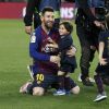 Lionel Messi avec ses fils Mateo et Thiago le 27 avril 2019 au Camp Nou après la victoire (1-0) du FC Barcelone contre Levante, assurant au club catalan un 26e titre de champion d'Espagne.