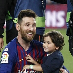 Lionel Messi avec ses fils Mateo et Thiago le 27 avril 2019 au Camp Nou après la victoire (1-0) du FC Barcelone contre Levante, assurant au club catalan un 26e titre de champion d'Espagne.