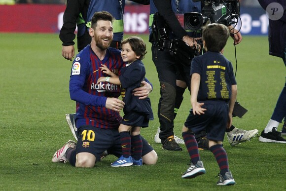 Lionel Messi avec ses fils Mateo et Thiago le 27 avril 2019 au Camp Nou après la victoire (1-0) du FC Barcelone contre Levante, assurant au club catalan un 26e titre de champion d'Espagne.