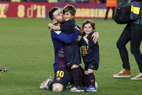 Lionel Messi heureux avec ses fils Thiago et Mateo le 27 avril 2019 au Camp Nou après la victoire (1-0) du FC Barcelone contre Levante, assurant au club catalan un 26e titre de champion d'Espagne.