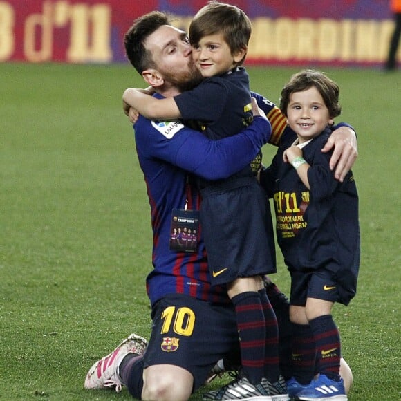 Lionel Messi heureux avec ses fils Thiago et Mateo le 27 avril 2019 au Camp Nou après la victoire (1-0) du FC Barcelone contre Levante, assurant au club catalan un 26e titre de champion d'Espagne.