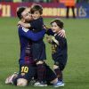 Lionel Messi heureux avec ses fils Thiago et Mateo le 27 avril 2019 au Camp Nou après la victoire (1-0) du FC Barcelone contre Levante, assurant au club catalan un 26e titre de champion d'Espagne.