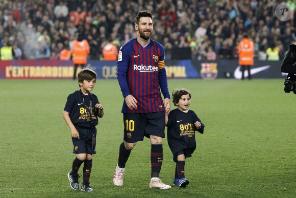 Lionel Messi avec ses garçons Thiago et Mateo sur la pelouse du Camp Nou le 27 avril 2019 après la victoire (1-0) du FC Barcelone contre Levante, assurant au club catalan un 26e titre de champion d'Espagne.