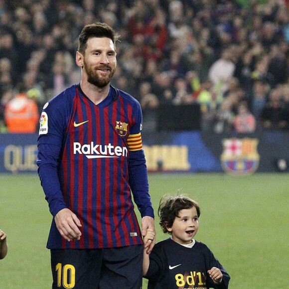 Lionel Messi avec ses garçons Thiago et Mateo sur la pelouse du Camp Nou le 27 avril 2019 après la victoire (1-0) du FC Barcelone contre Levante, assurant au club catalan un 26e titre de champion d'Espagne.