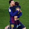 Lionel Messi sert fort dans ses bras son fils Mateo le 27 avril 2019 au Camp Nou après la victoire (1-0) du FC Barcelone contre Levante, assurant au club catalan un 26e titre de champion d'Espagne.