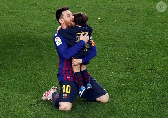 Lionel Messi sert fort dans ses bras son fils Mateo le 27 avril 2019 au Camp Nou après la victoire (1-0) du FC Barcelone contre Levante, assurant au club catalan un 26e titre de champion d'Espagne.