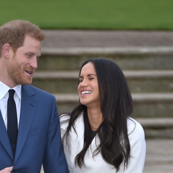 Le Prince Harry et Meghan Markle posent à Kensington palace après l'annonce de leur mariage au printemps 2018 à Londres le 27 novembre 2017.