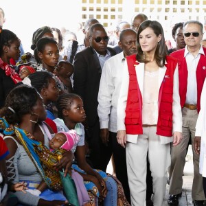 La reine Letizia d'Espagne en visite dans un centre de soins et de recherches à Manica au Mozambique le 29 avril 2019