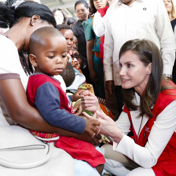 La reine Letizia d'Espagne en visite dans un centre de soins et de recherches à Manica au Mozambique le 29 avril 2019