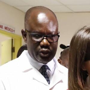 La reine Letizia d'Espagne en visite dans un centre de soins et de recherches à Manica au Mozambique le 29 avril 2019
