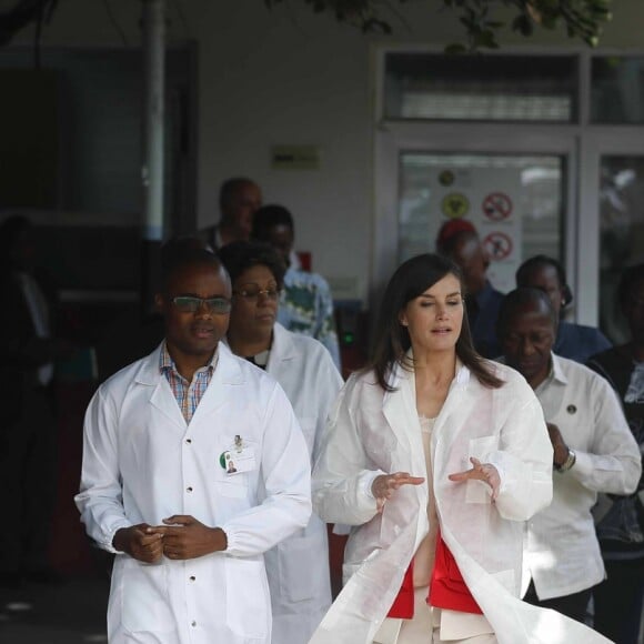 La reine Letizia d'Espagne en visite dans un centre de soins et de recherches à Manica au Mozambique le 29 avril 2019