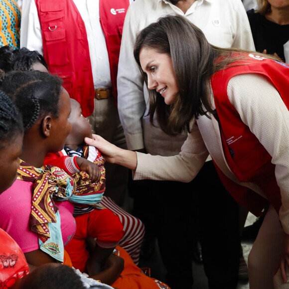 La reine Letizia d'Espagne en visite dans un centre de soins et de recherches à Manica au Mozambique le 29 avril 2019